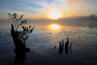 Восход на озере (фото А. Андросова)